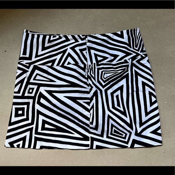 Express Design Studio Geometric Mini Skirt - Picture 2 of 4